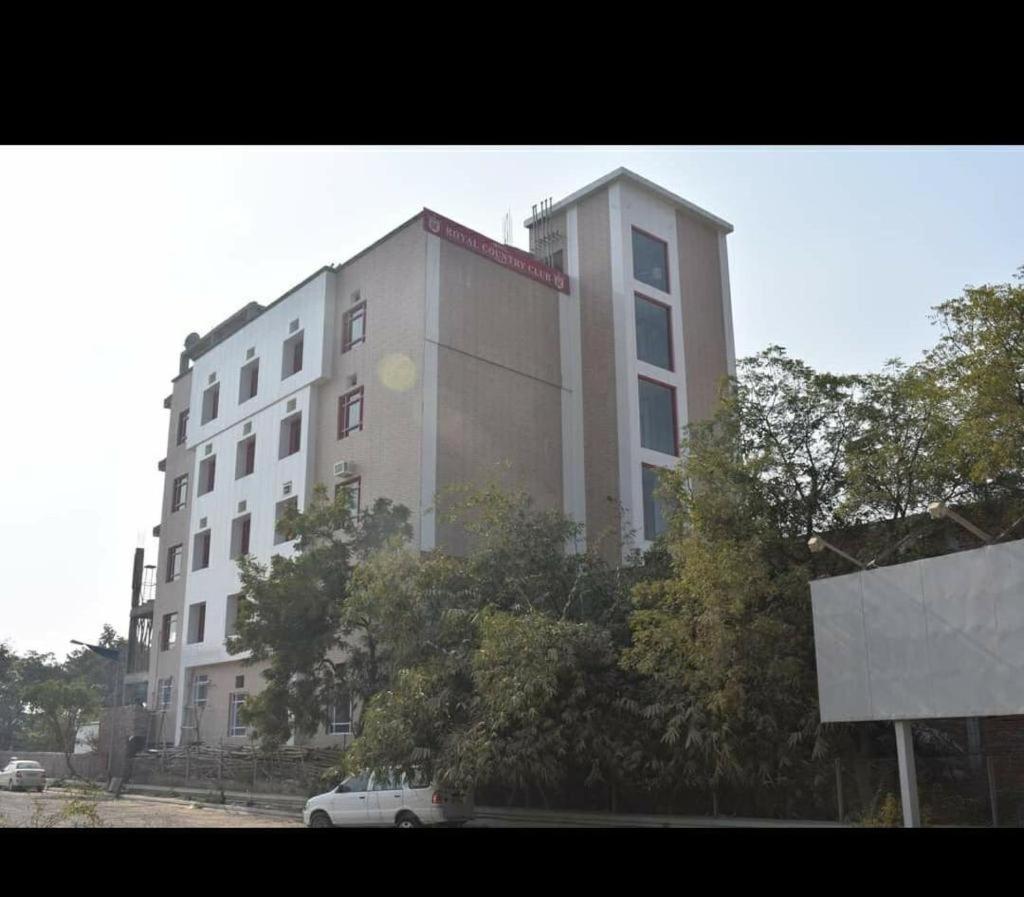 Hotel Royal Country Club Varanasi Bagian luar foto