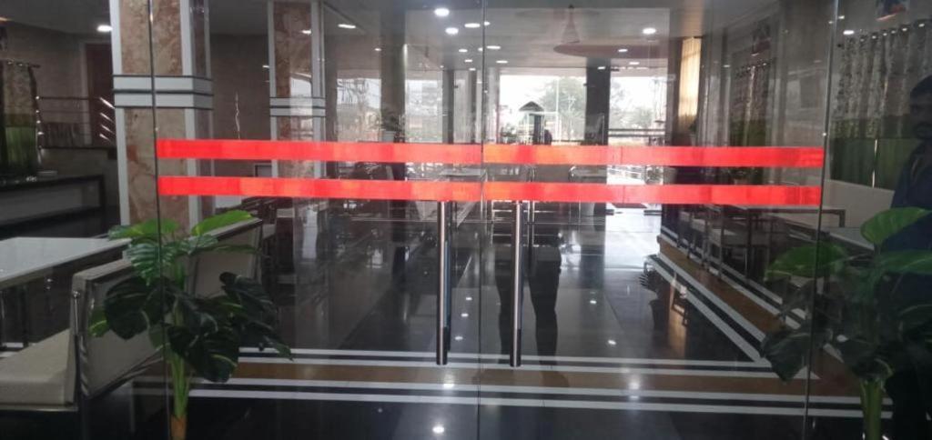 Hotel Royal Country Club Varanasi Bagian luar foto