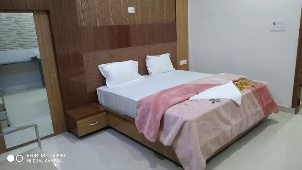 Hotel Royal Country Club Varanasi Bagian luar foto